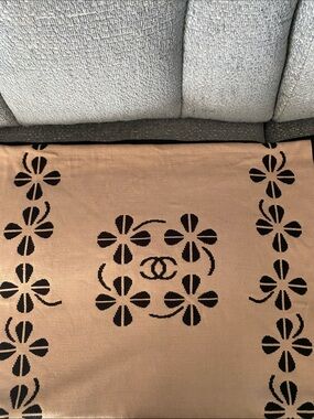 Designer‑Inspired Reversible Scarf Beige and Black not authentic